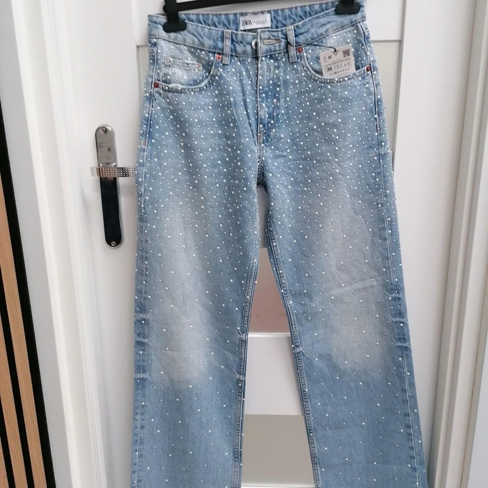 Size 6 | Zara | Light Wash Pearl Jeans - Picture 2 of 11